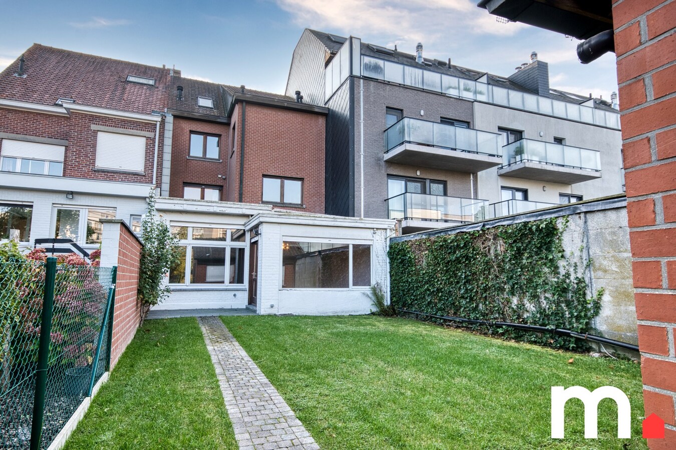 Centrum gelegen gezinswoning met praktijkmogelijkheid te Gullegem ! 