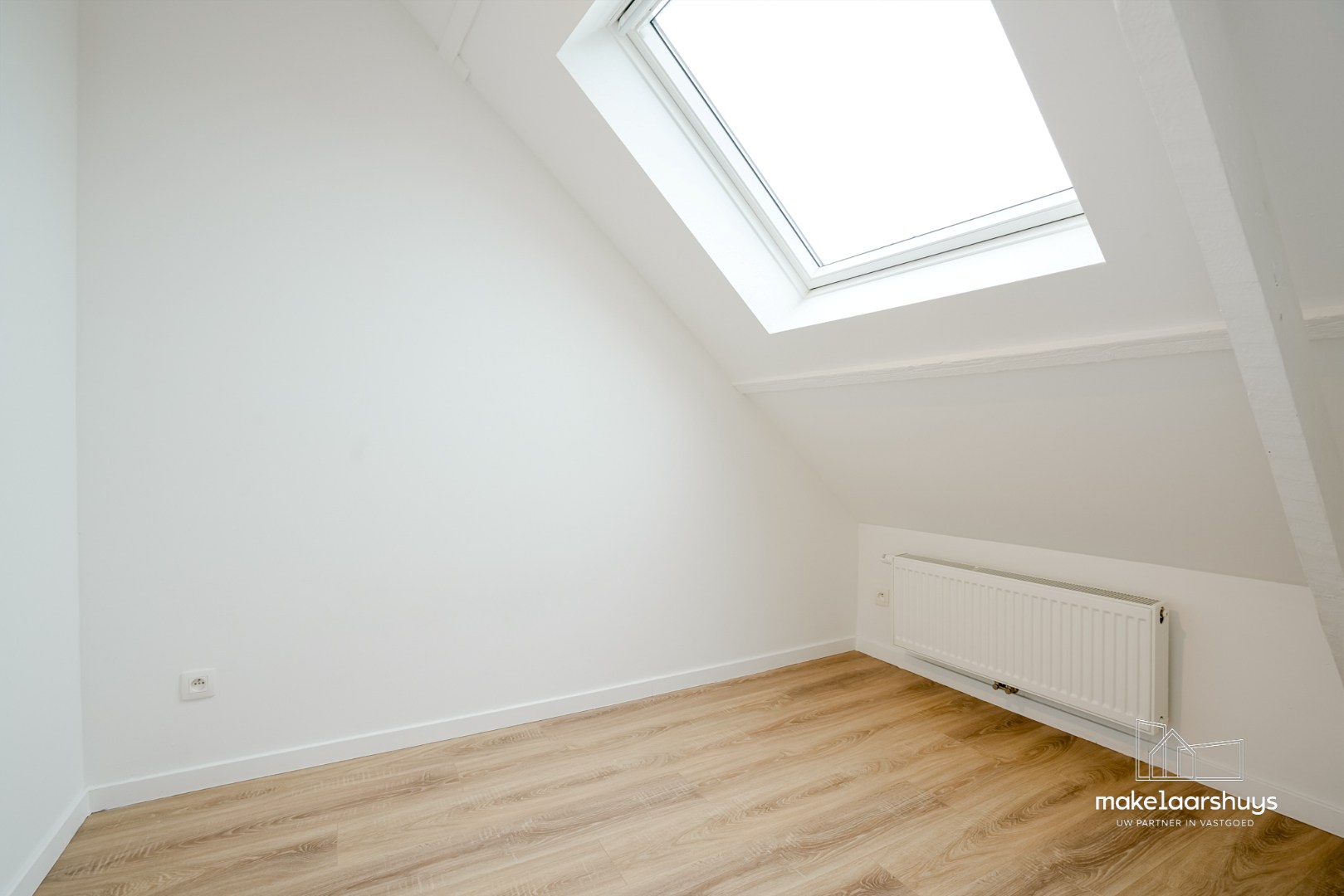 Instapklare gerenoveerde woning in rij met terras, tuin en garagebox 