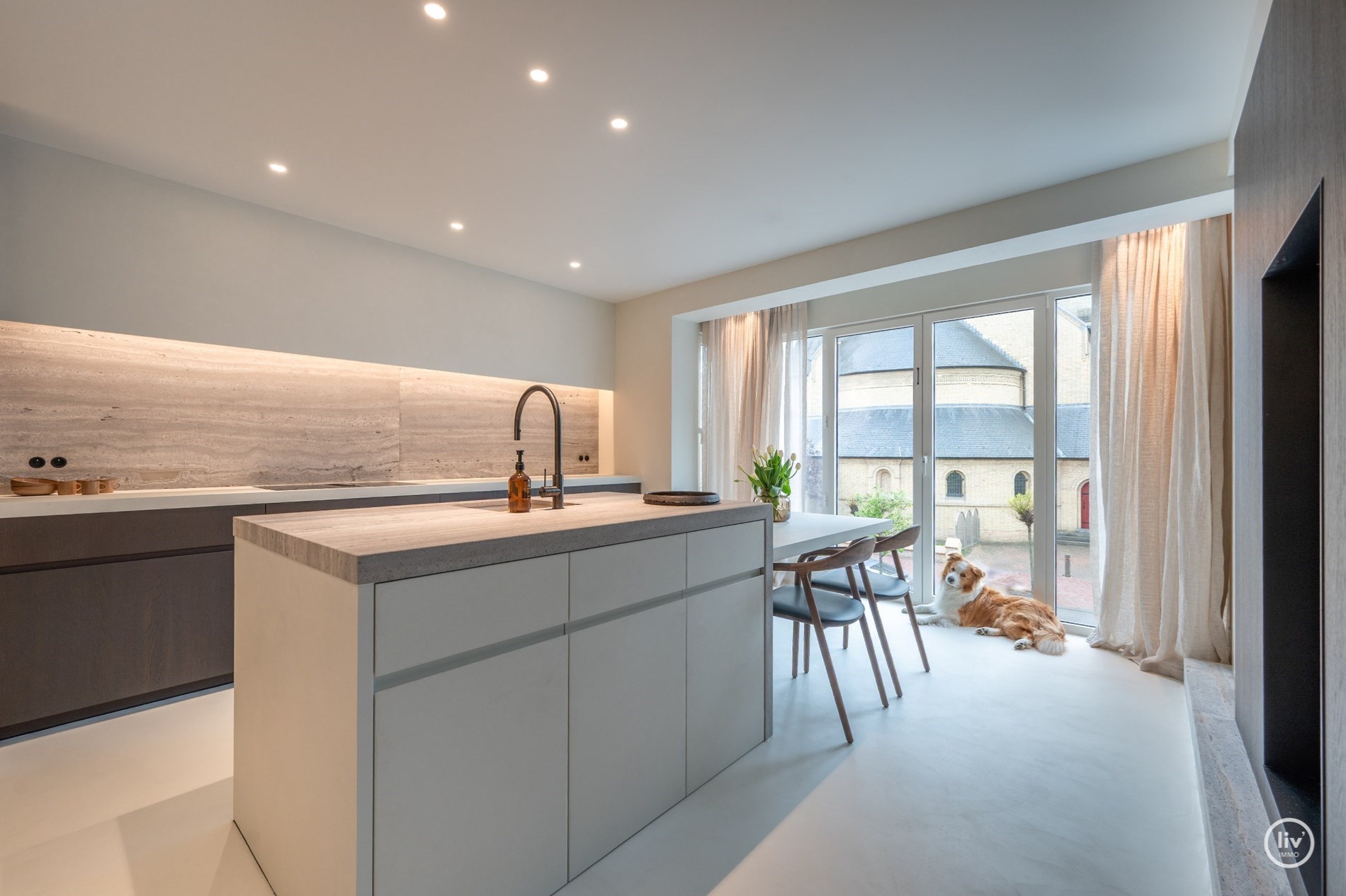 Appartement magnifiquement rénové de 150 m² avec vue dégagée sur l'église du Sacré-Cœur - Avenue Dumortier, Knokke. 