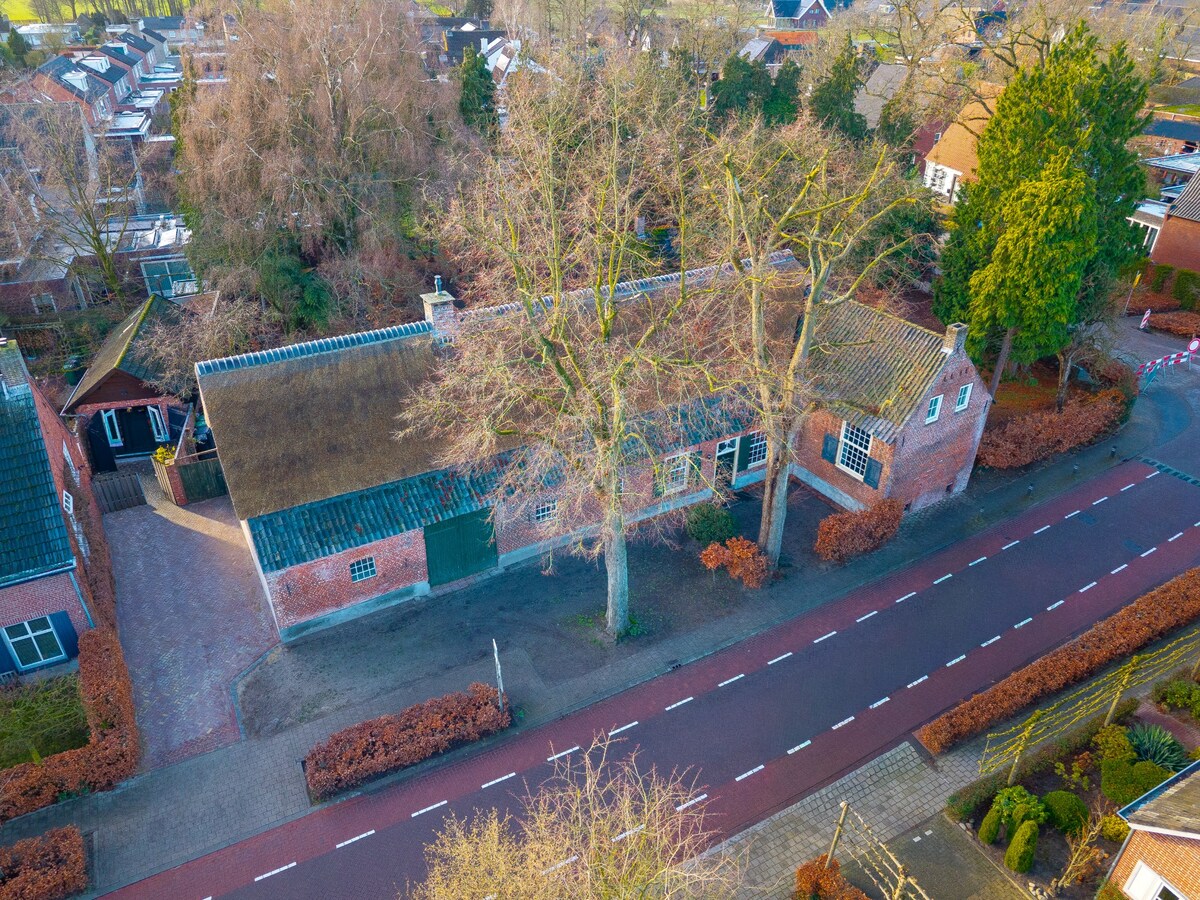 Imposante herenboerderij gelegen in het hart van Hoogeloon. 