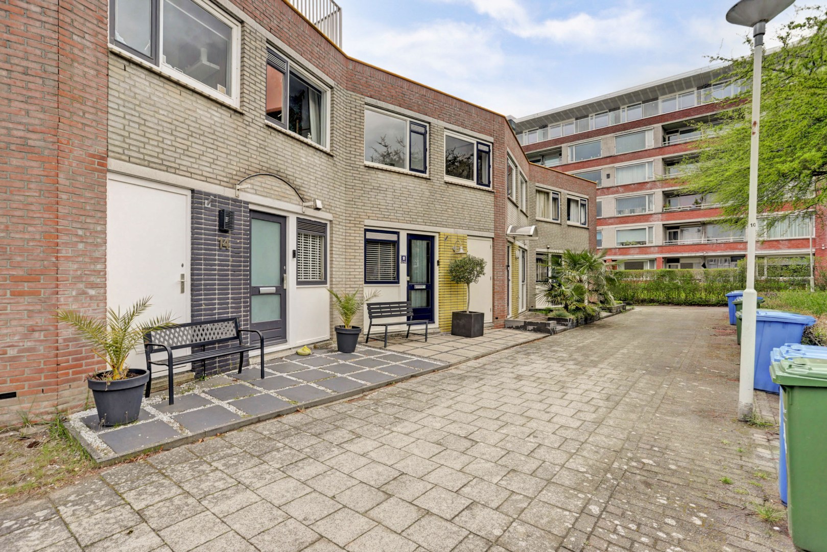 Energiezuinige (A-label) en uitstekend onderhouden 4-kamer tussenwoning met voor- en achtertuin met houten berging! 