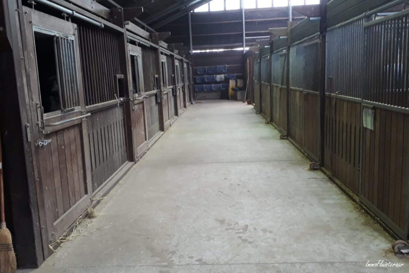 Installation équestre avec une piste intérieure et une maison spacieuse sur environ 6 hectares à Ham. 