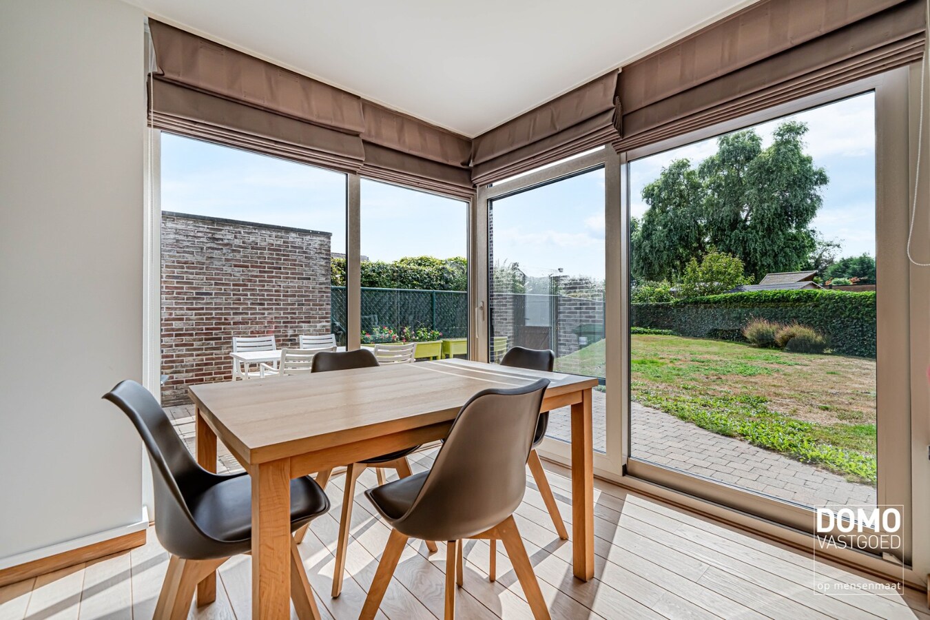 ZUIDWESTELIJK GEORIËNTEERDE DOORZONWONING MET LICHTRIJKE AANBOUW, GEZELLIGE TUIN EN RUIME GARAGE TE KURINGEN (HASSELT) 