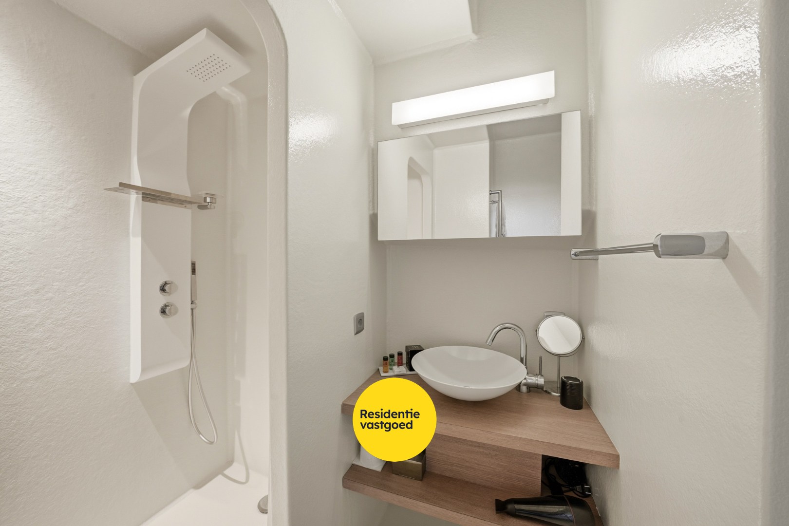 Unieke woonboot met B&amp;B en vergunde ligplaats in Plassendale 