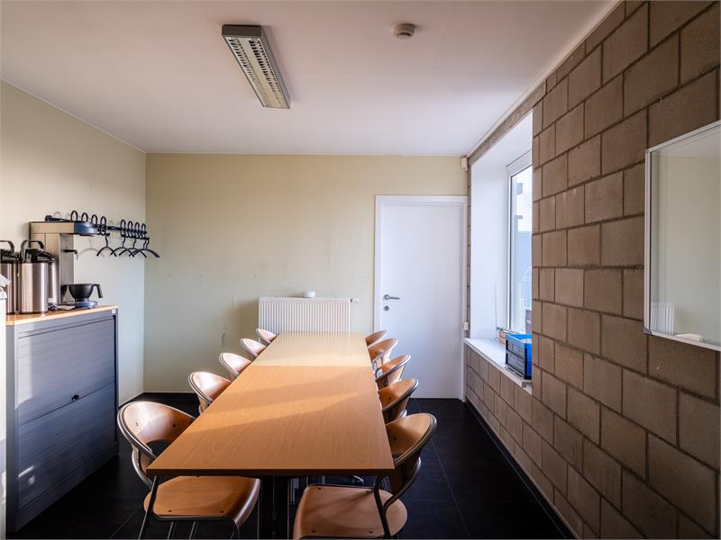 Bedrijfsgebouw met burelen en opslagruimte. 