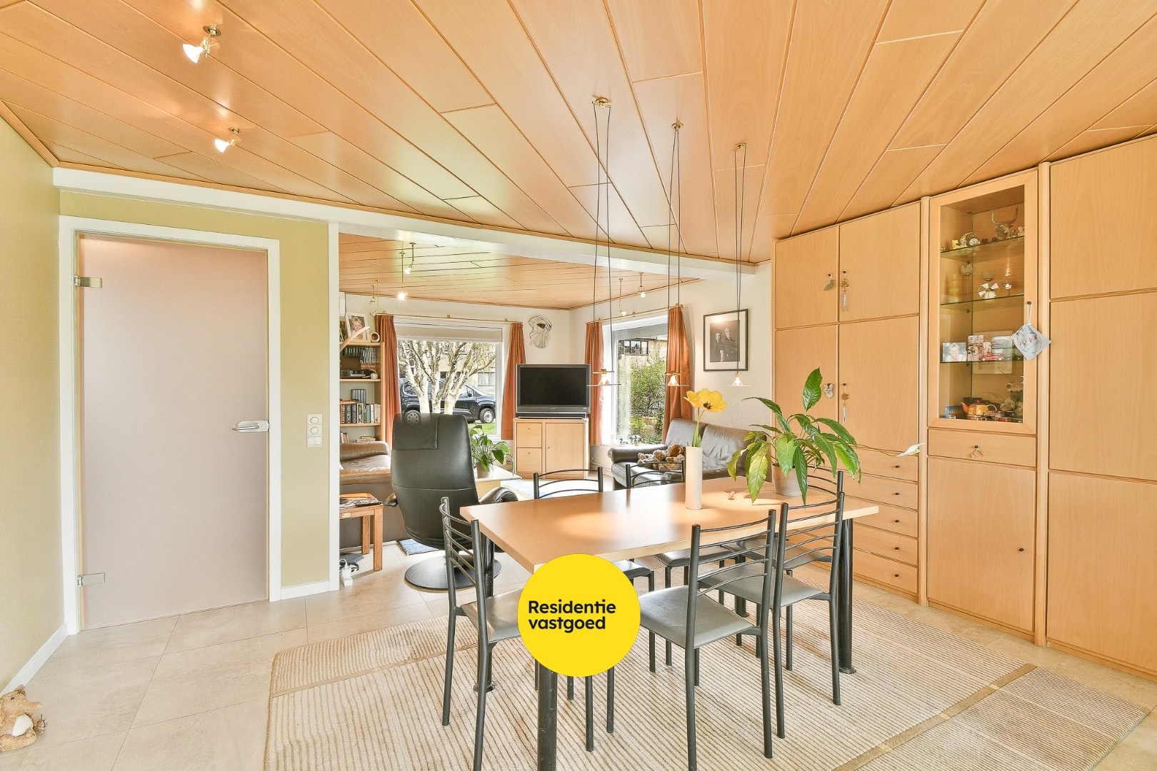 Instapklare woning met 4 slaapkamers, garage en carport 