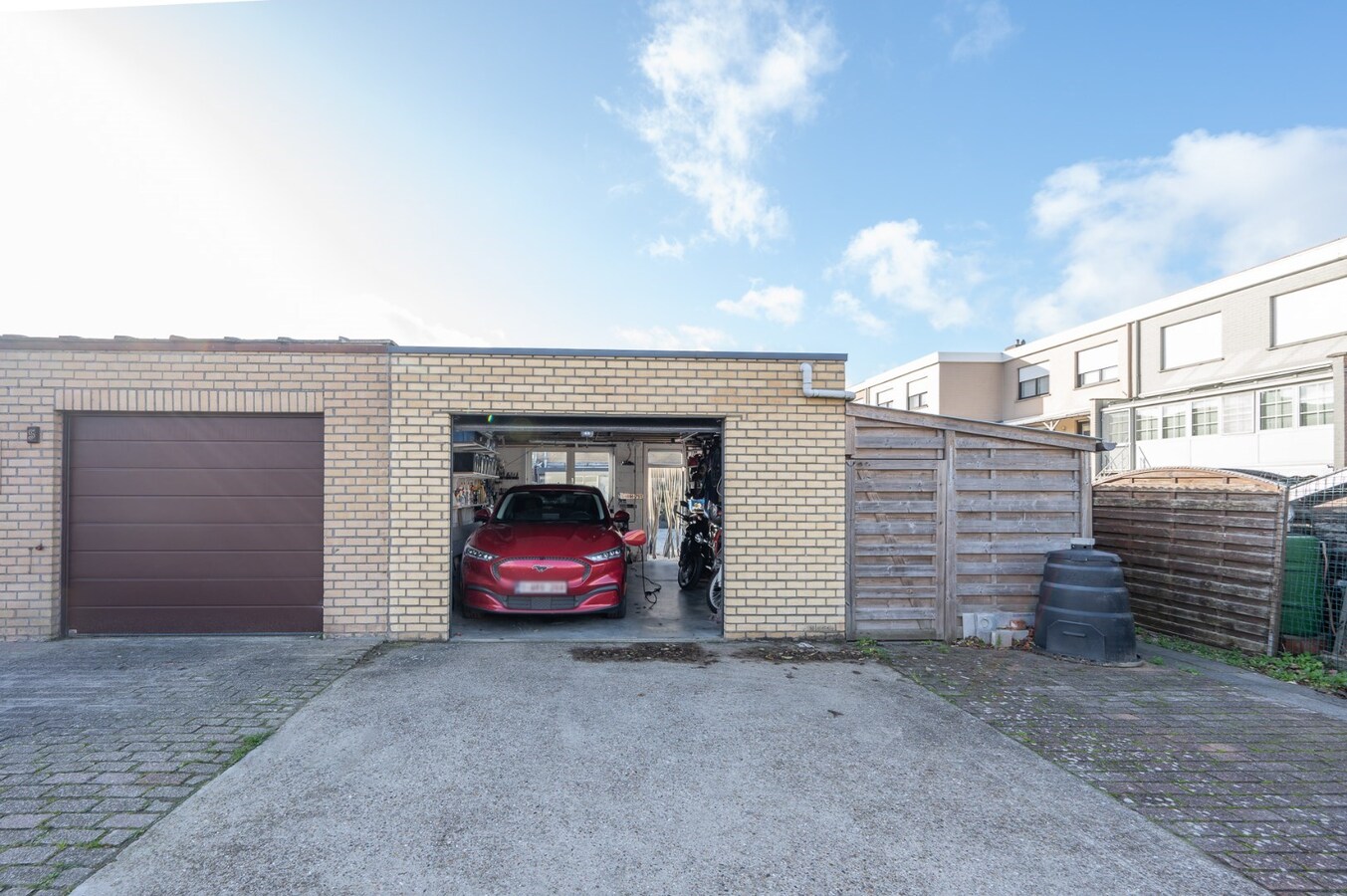 Rustig gelegen halfopen bebouwing met tuin en twee garages te Heist 