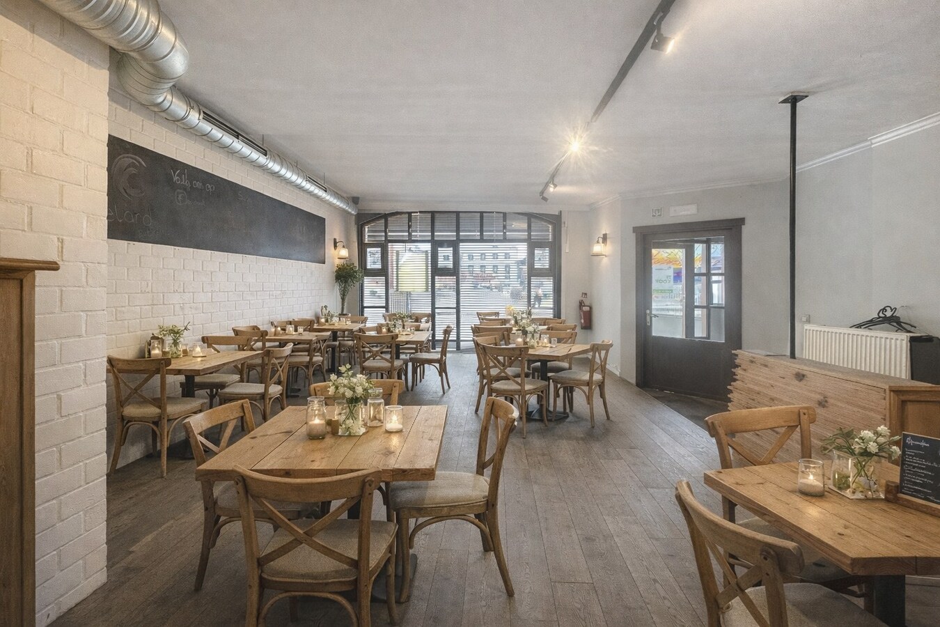 Centraal gelegen handelszaak, met tal van mogelijkheden, op de Markt van Torhout 