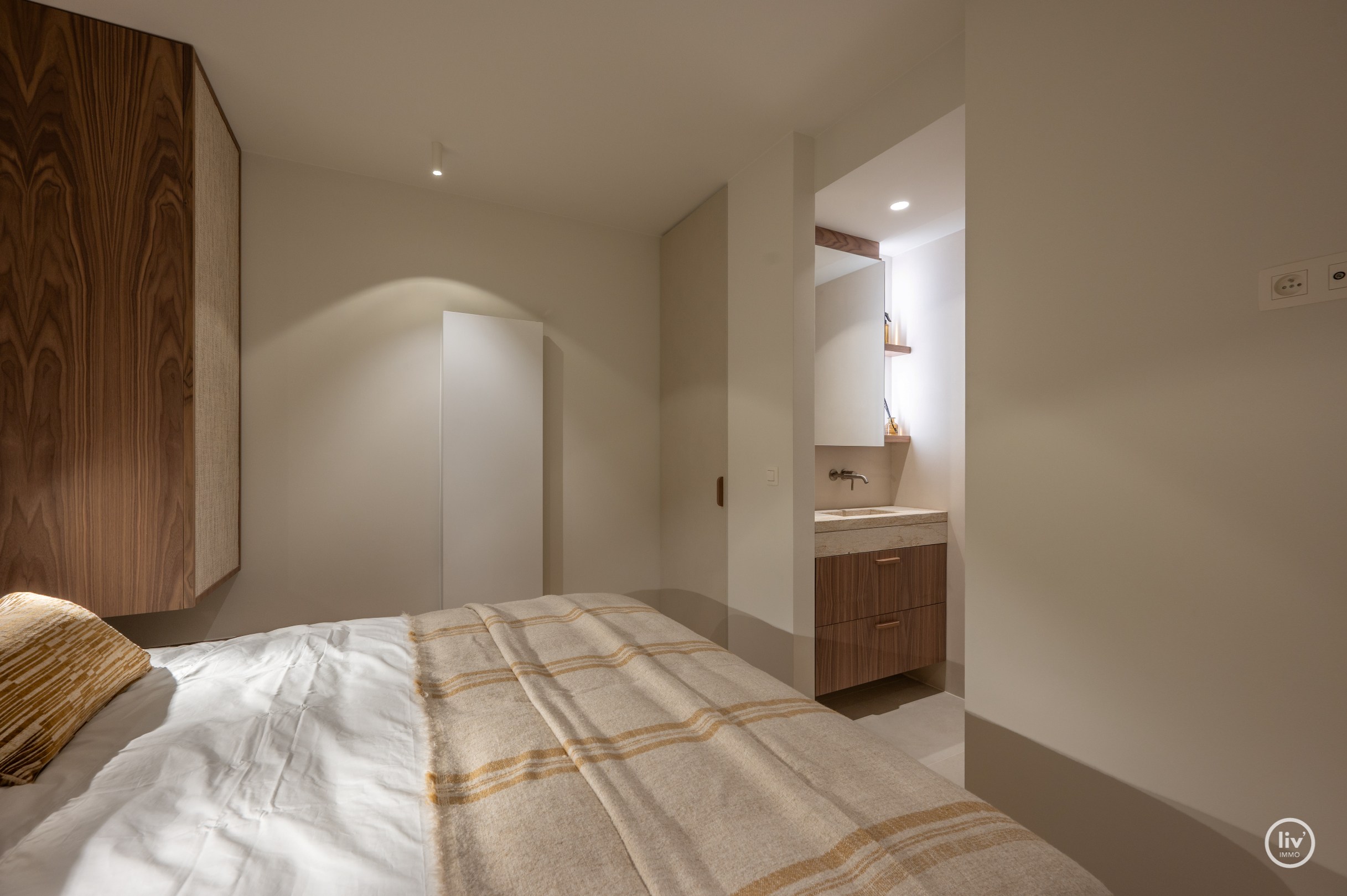 Zeer luxueus gerenoveerd 4 slaapkamer hoekappartement ideaal gelegen te Duinbergen genietend van zeezicht. 