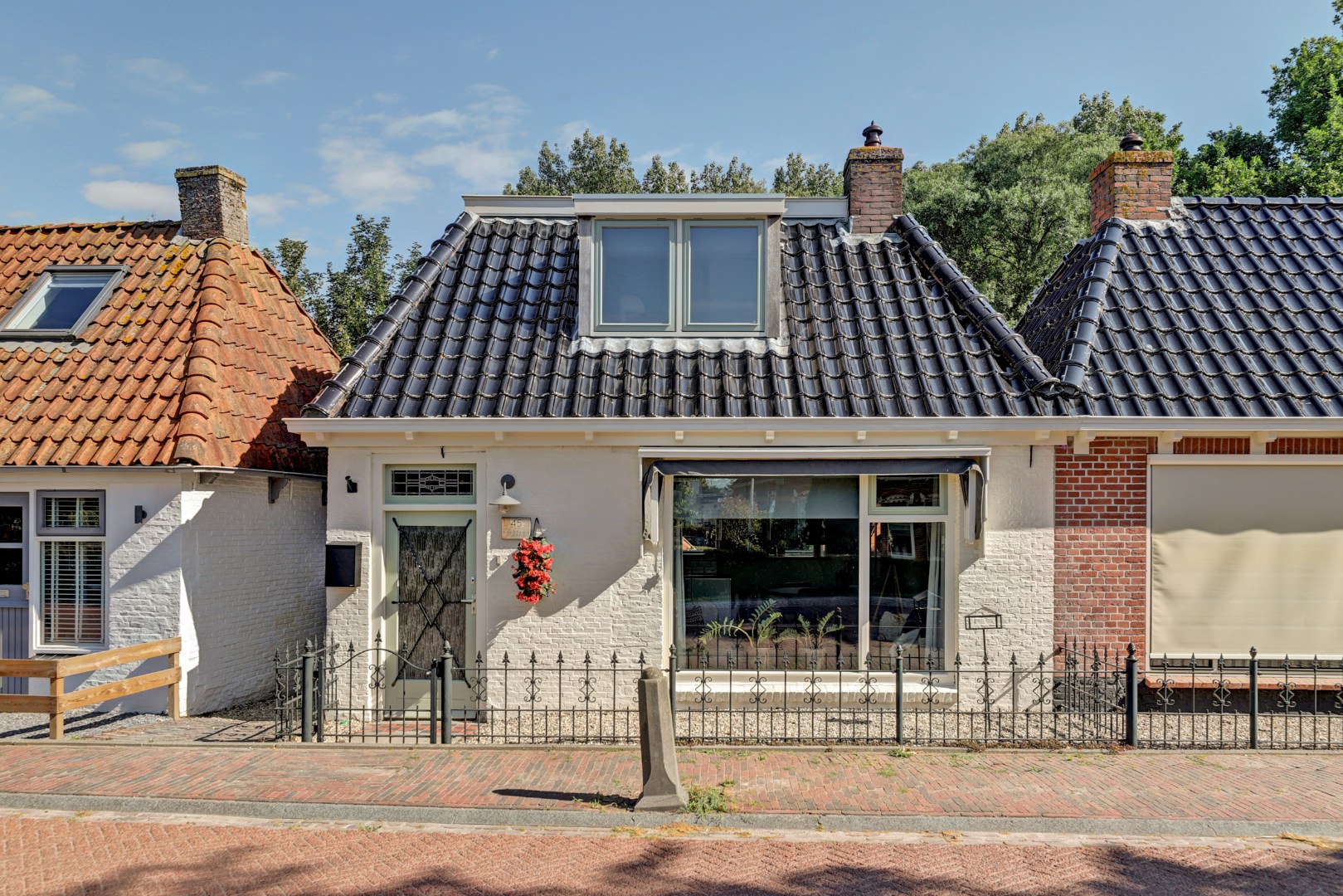 Instapklaar en tot in de puntjes verzorgd, met twee slaapkamers en een fraai verbouwde schuur voor praktijk, werk of hobby. 