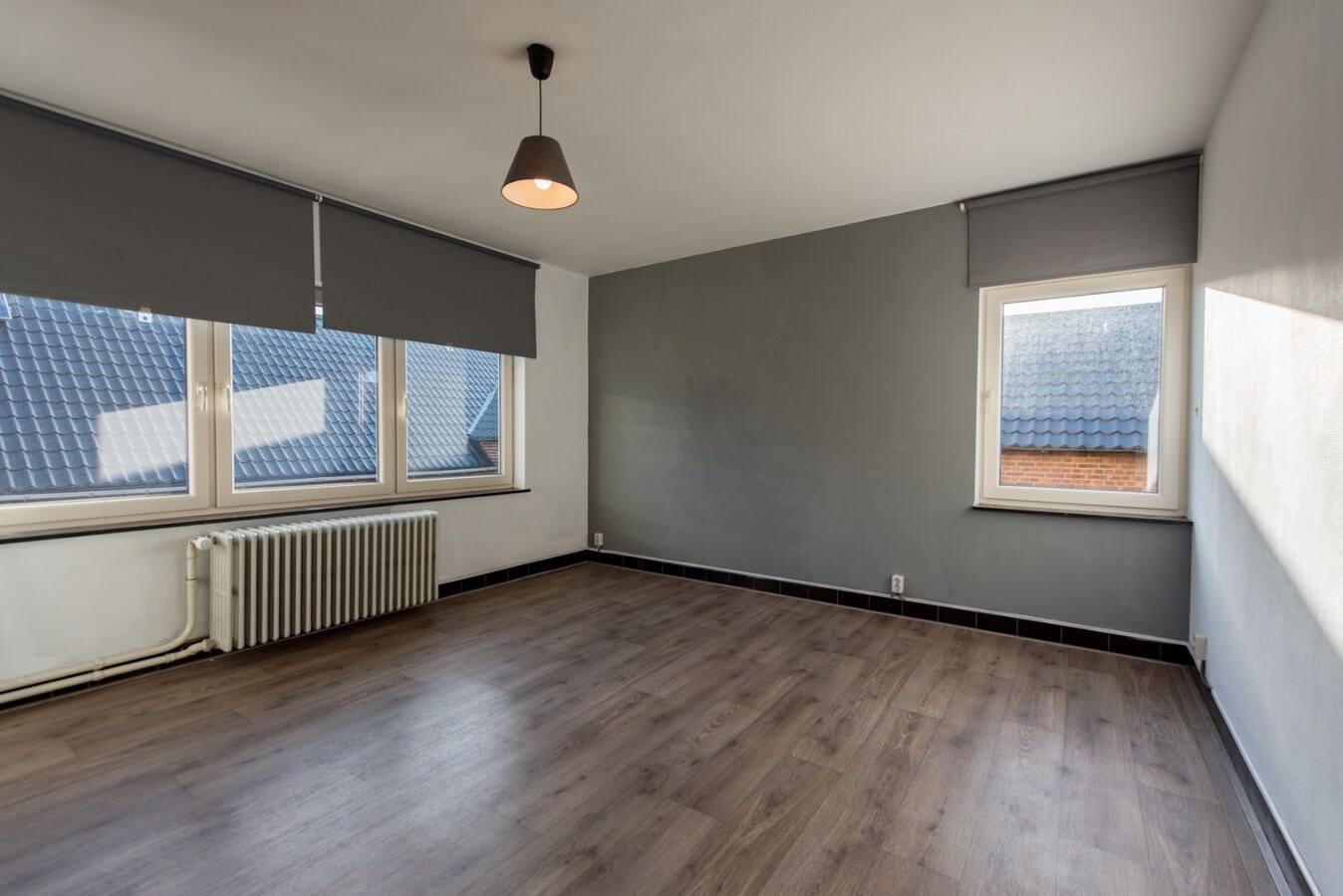 Hedendaagse woning met loods en bijgebouwen op 2.200 m² 