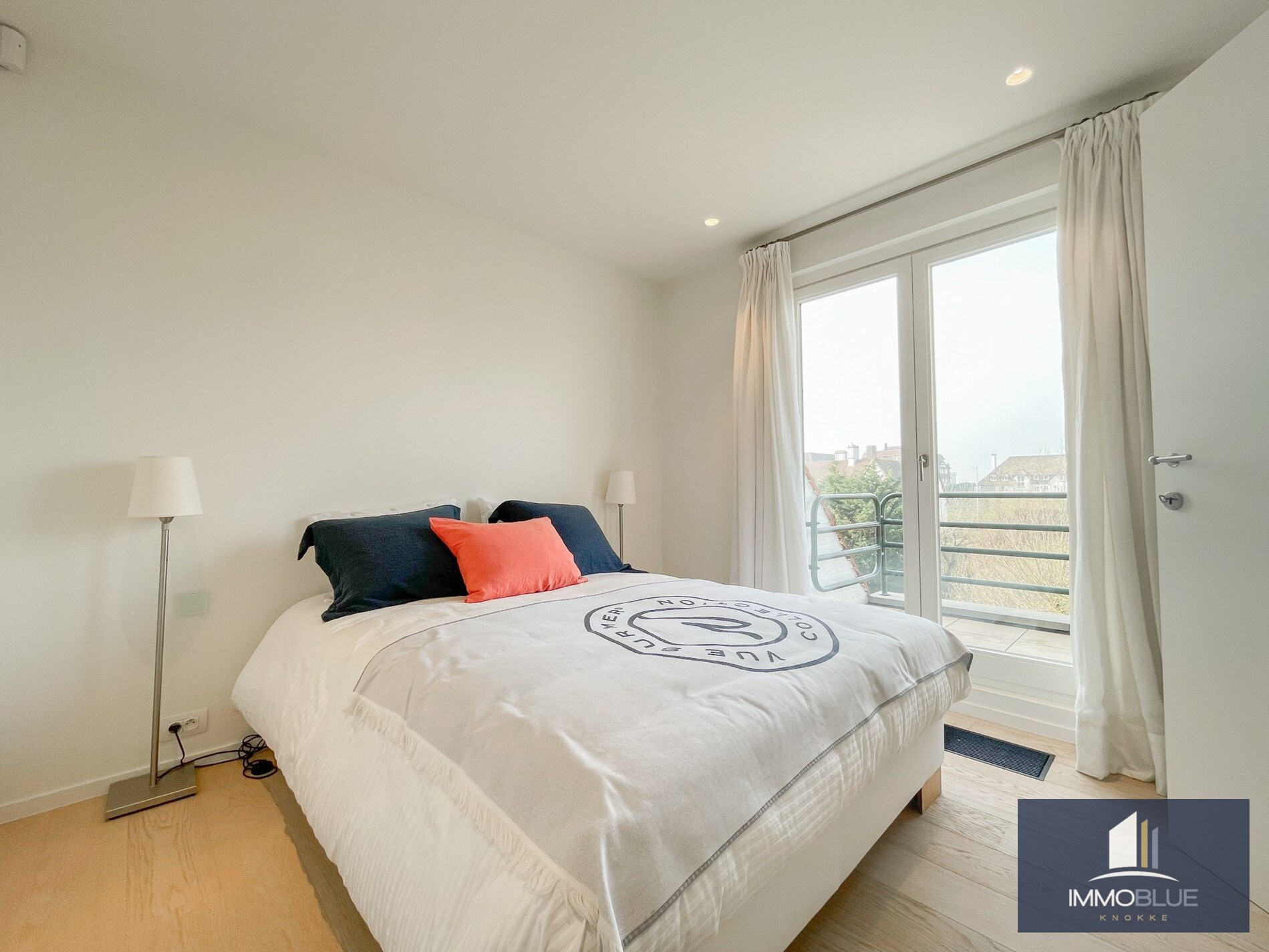 Subliem hoekappartement met ruime terrassen gelegen in het prestigieuze domein Tennis Garden. 