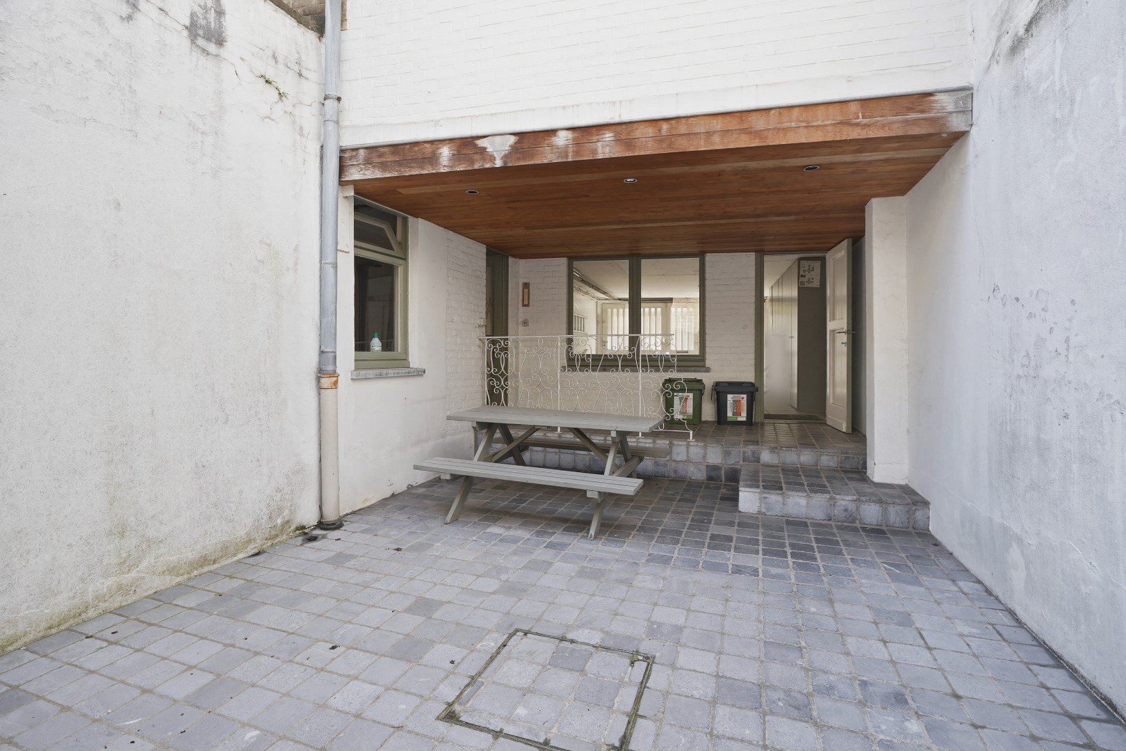 Multifunctionele woning met handelsruimte in hartje Veurne. 