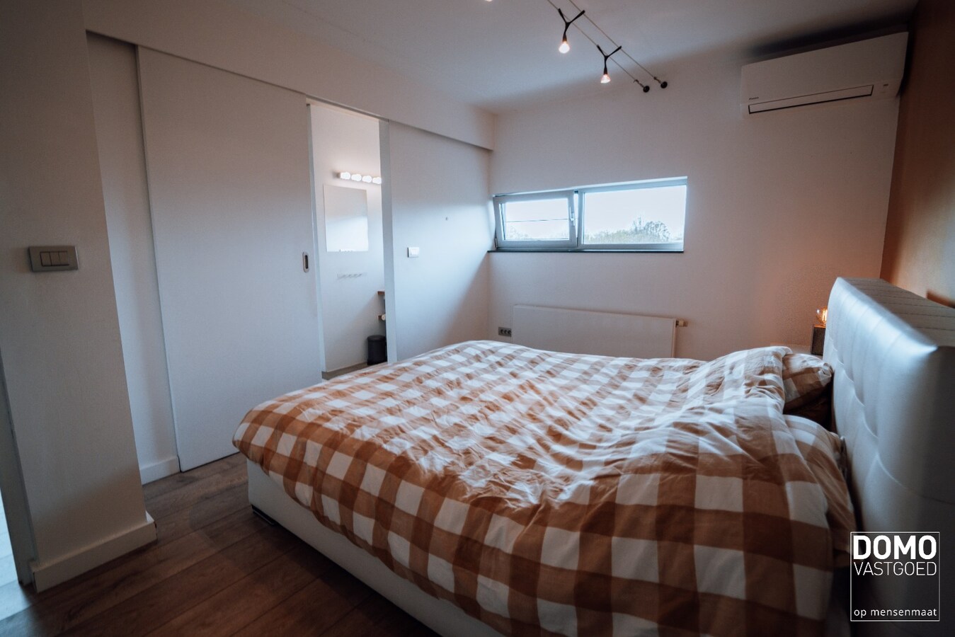 UNIEKE HALF OPEN WONING IN INDUSTRIËLE LOOK MET 3 SLAAPKAMERS, 2 BADKAMERS EN TUIN GELEGEN TE HASSELT 