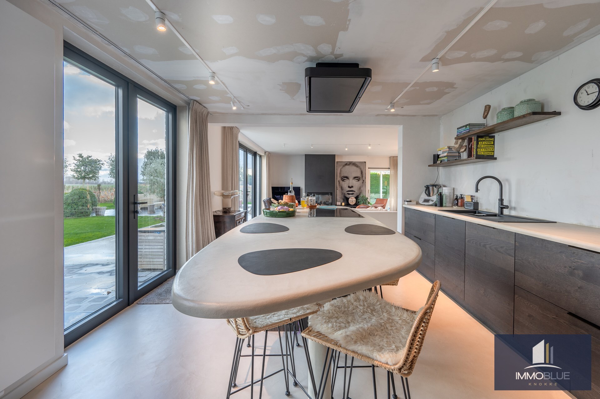 Charmante hoeve met volledig ingericht atelier gelegen op een perceel van ongeveer 5.500 m². 