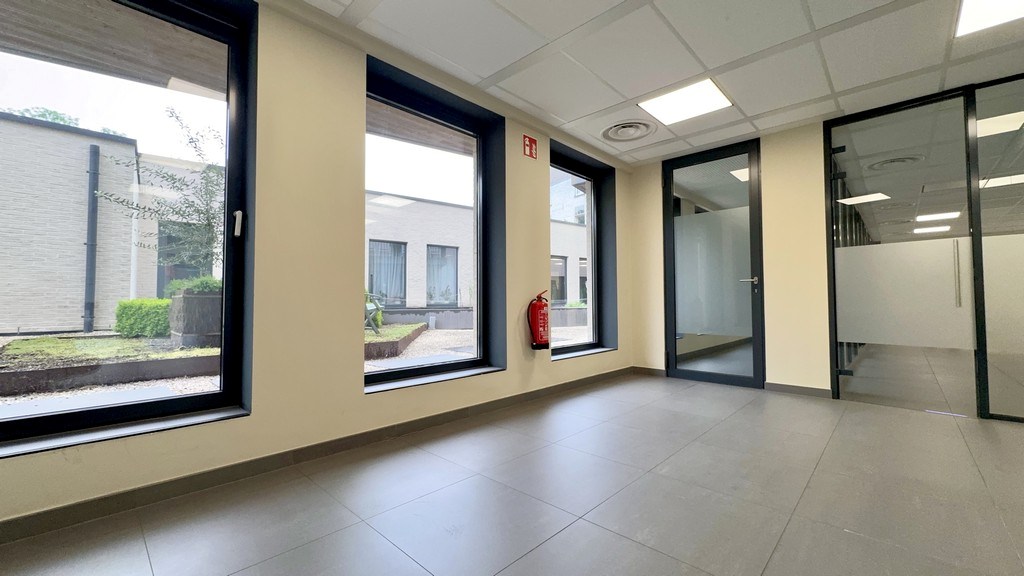 Commercieel gelijkvloers kantoor te huur nabij het station Wetteren