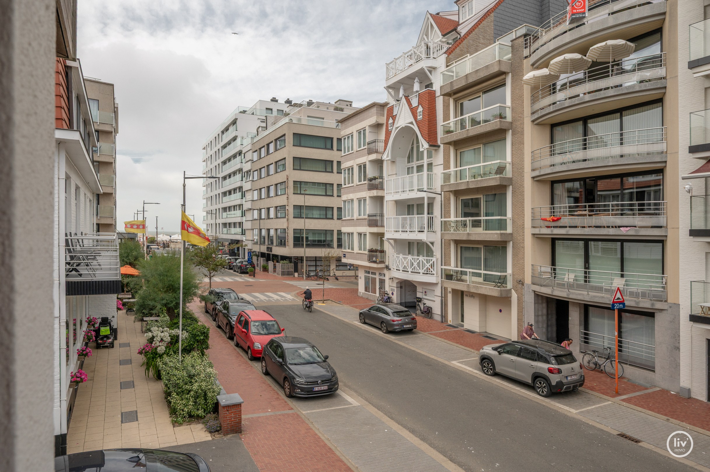 Recent gerenoveerd hoekappartement in een villaresidentie op enkele passen van de zee 