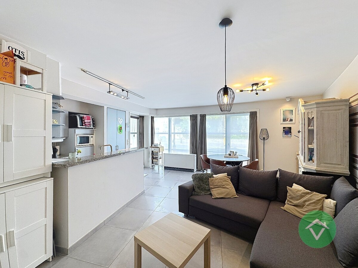 Volledig gerenoveerd handelspand met woonst en garage te Koekelare 