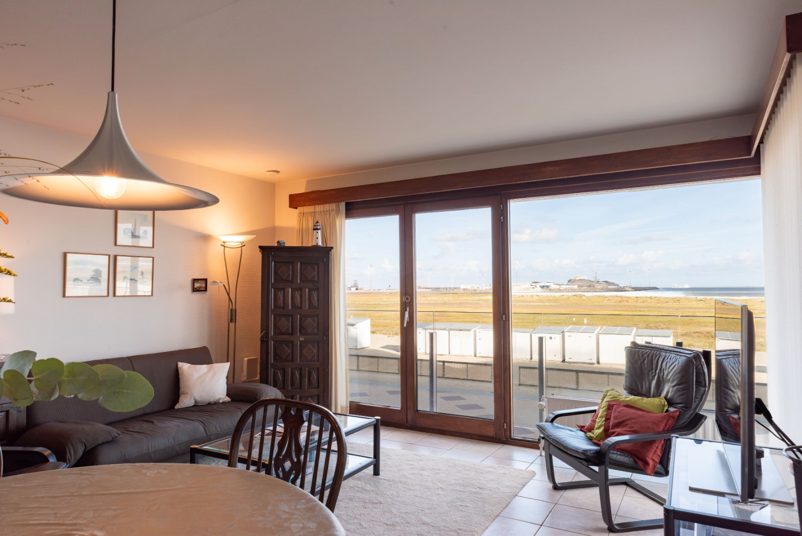 Hoek-appartement met fantastisch zeezicht 