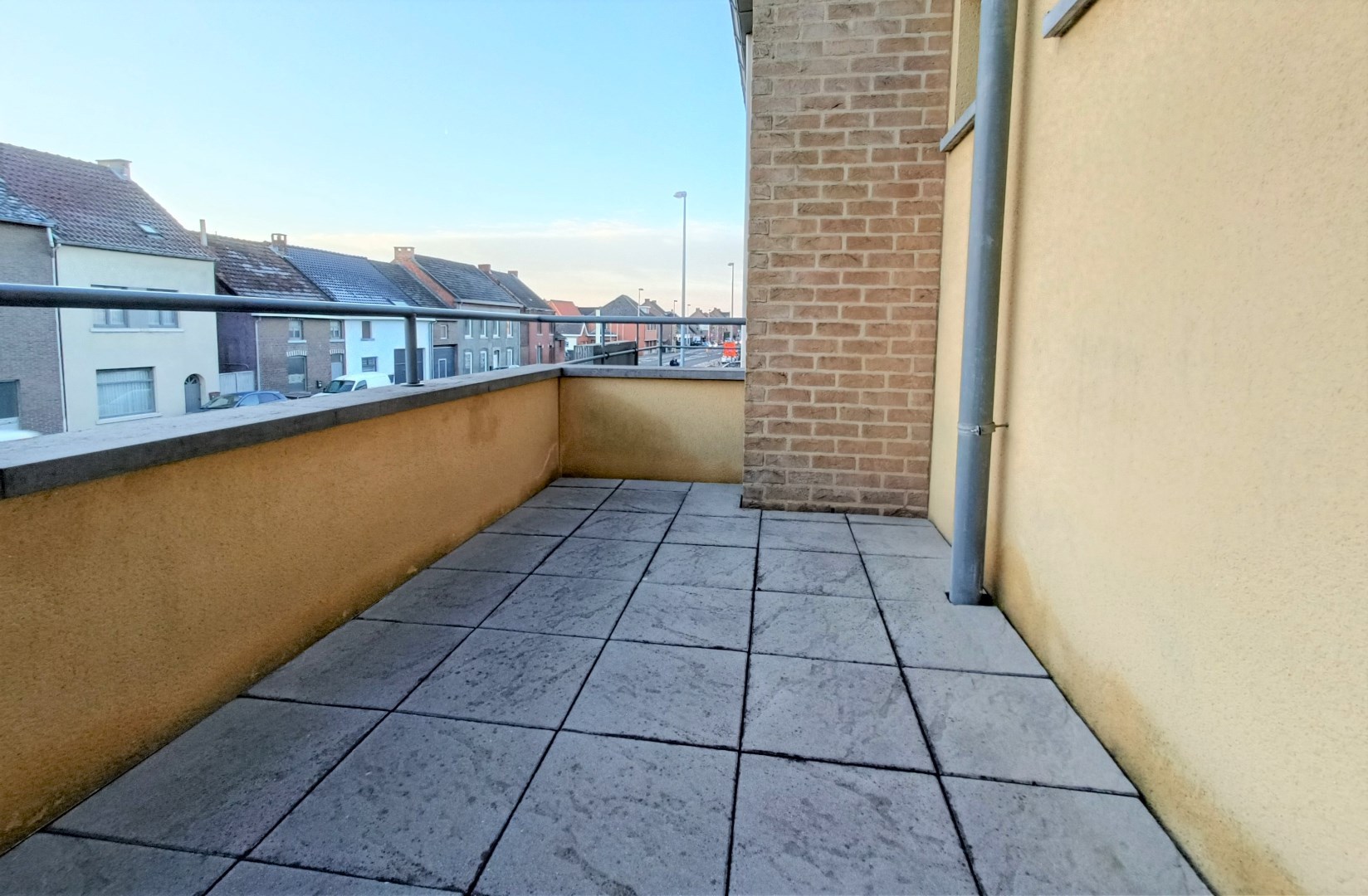 RUIM DUPLEX APPARTEMENT MET TERRAS EN AUTOSTAANPLAATS 