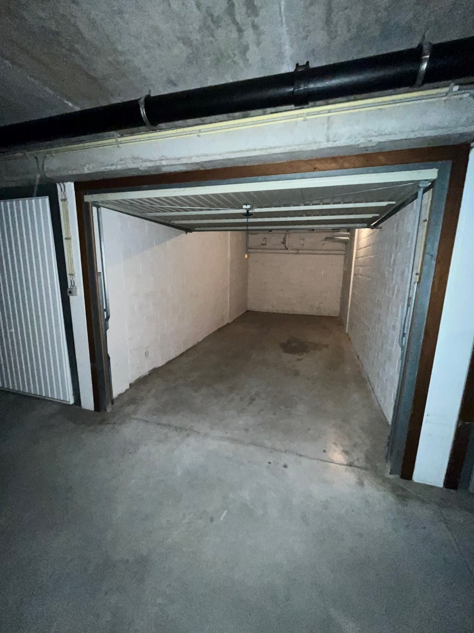 Enkele garagebox te Koningslaan in residentie Blue Logan. Vlot bereikbaar. 