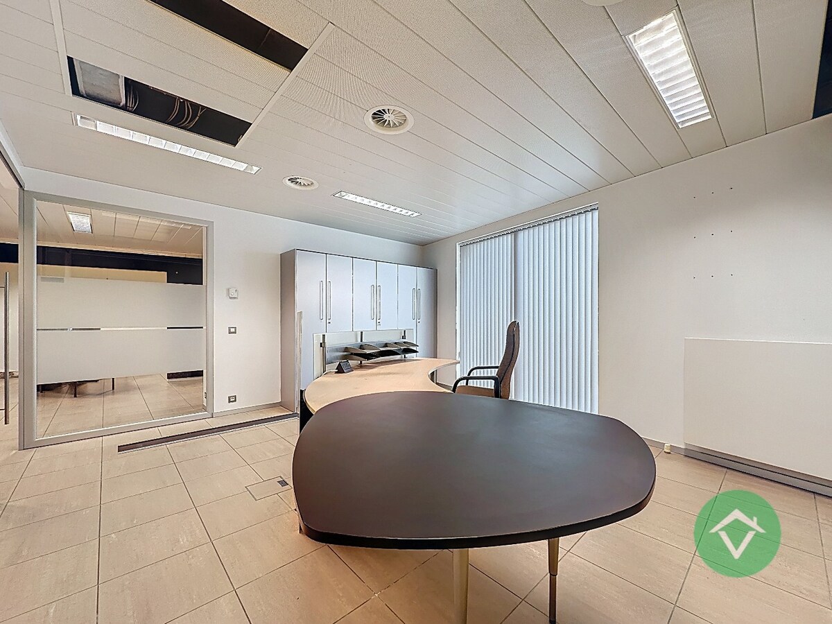 Commerciële toplocatie in Vleteren met burelen, vergaderruimtes en parking 