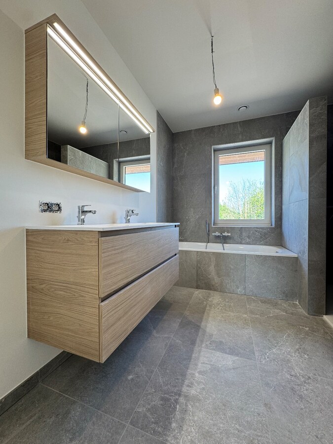 Instapklare nieuwbouwwoning met 4 slaapkamers en bureau te Kortemark 