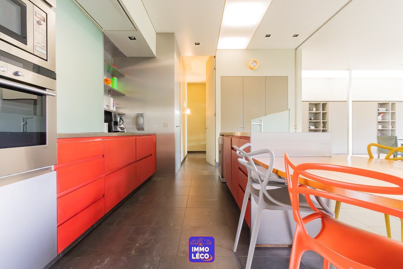 Maison moderne (surface habitable de 486m²), double garage et jardin, en plein centre-ville ! COUP DE COEUR ! 
