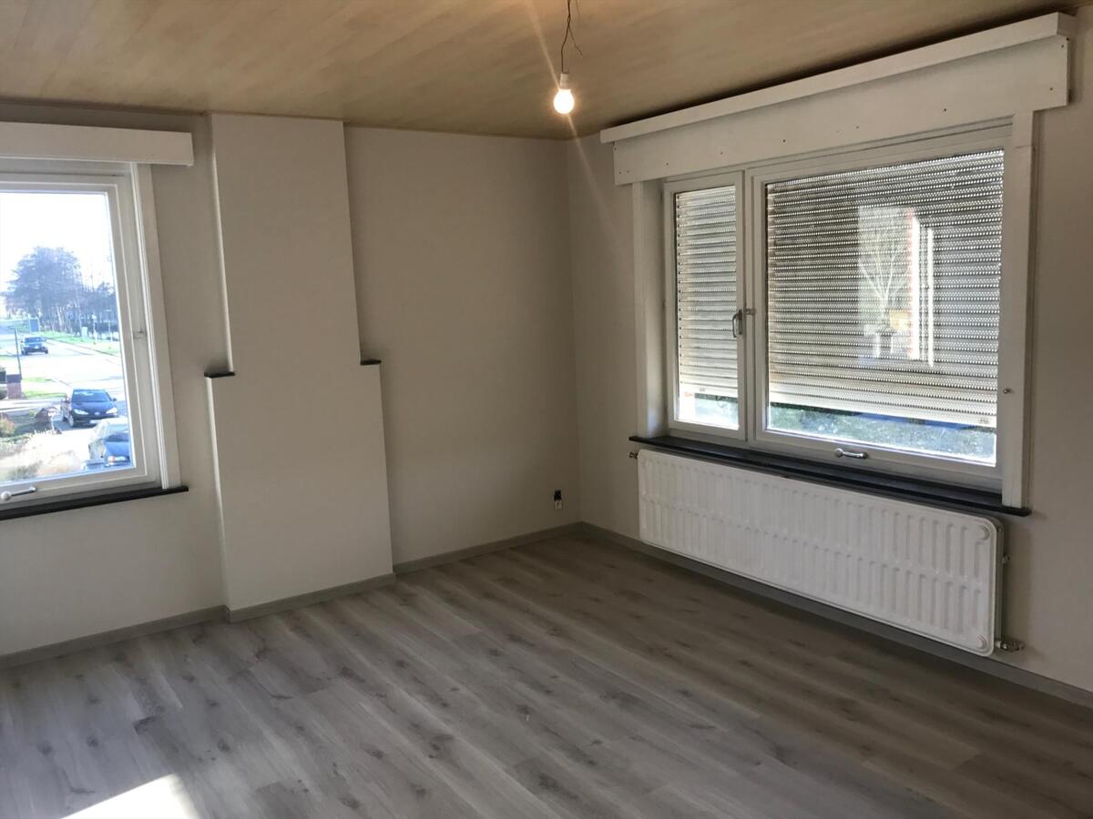 Volledig gerenoveerde, halfopen woning met garage 