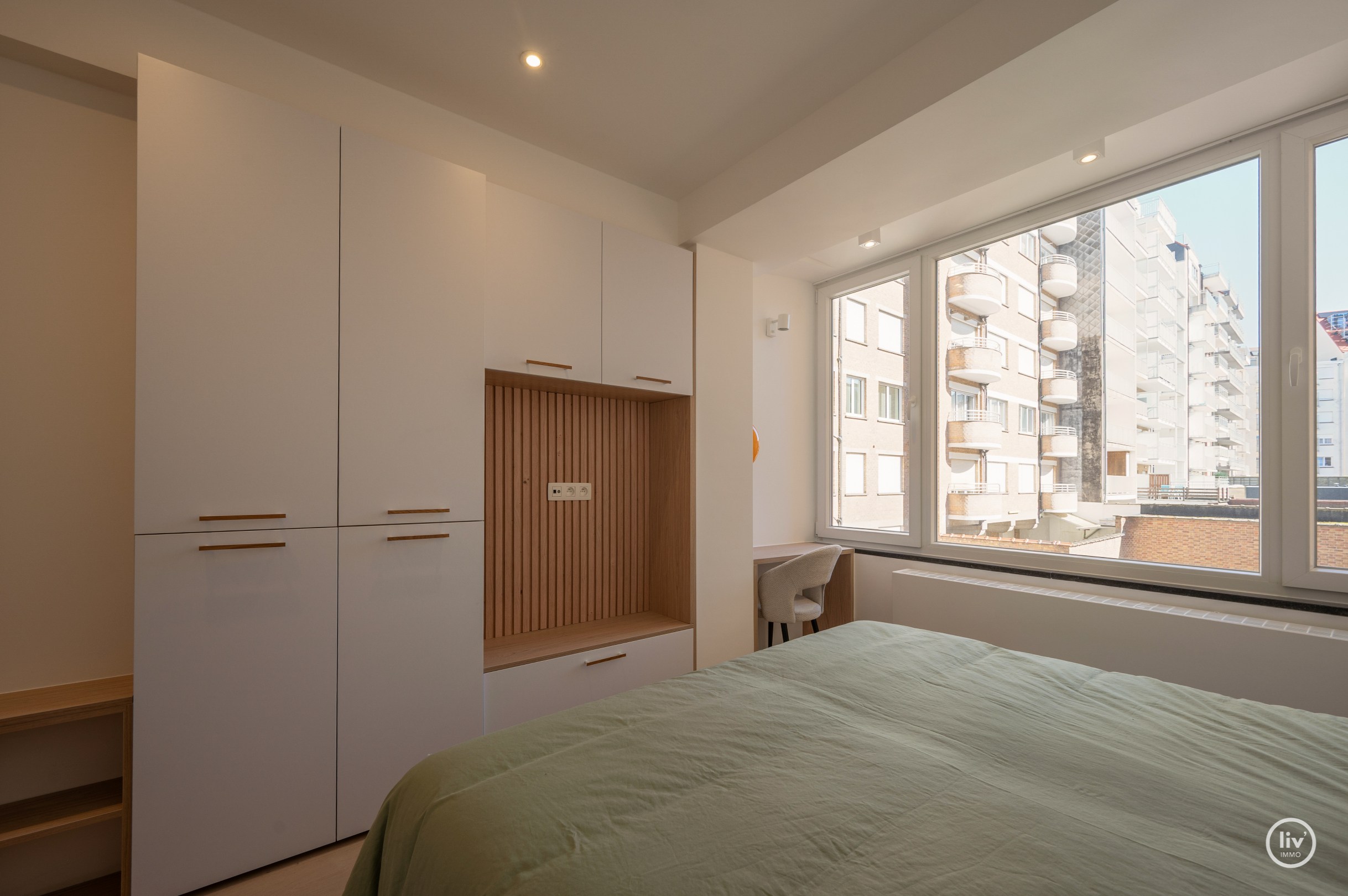 Prachtig gerenoveerd appartement nabij het Albertstrand met zijdelings zeezicht 