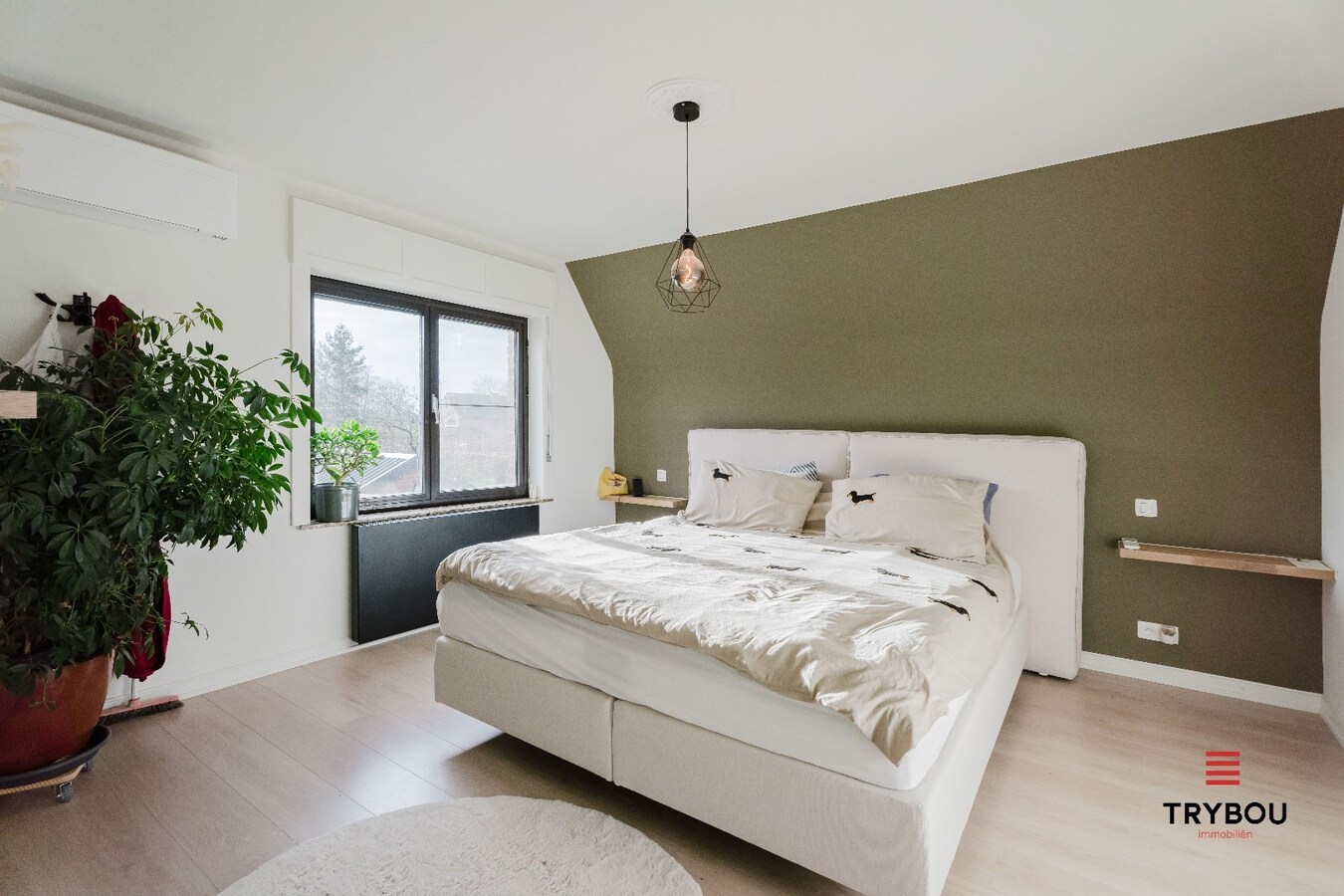 Verrassend ruime, lichtrijke woning op ruim perceel van 722m² te Jabbeke 