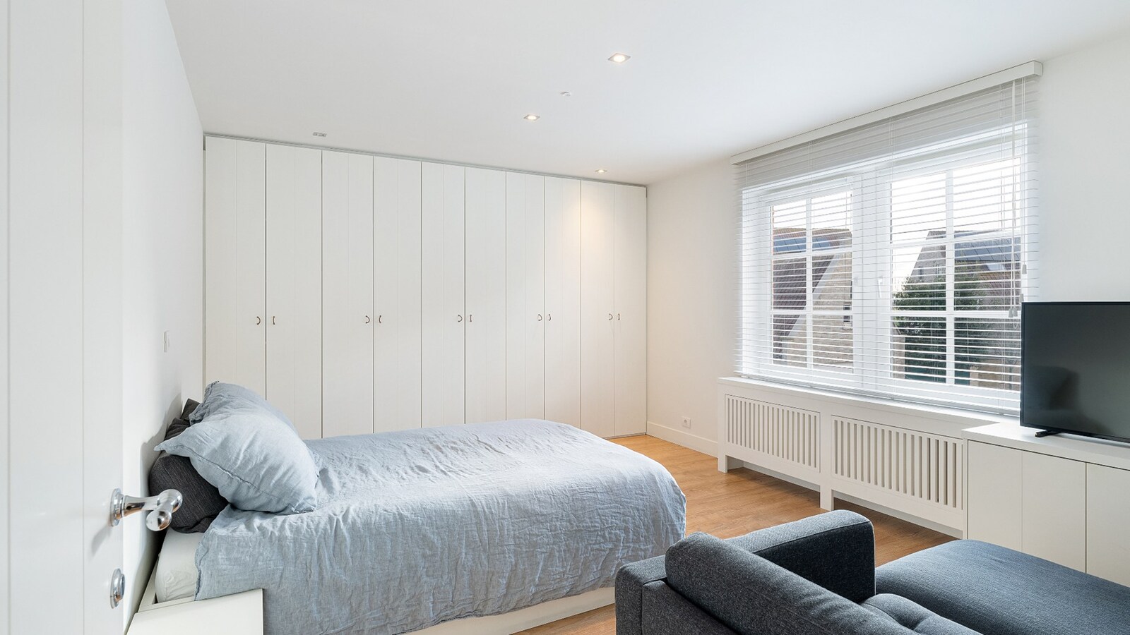 Instapklare en energiezuinige statige woning met tuin in rustige woonwijk te Knokke-Heist 