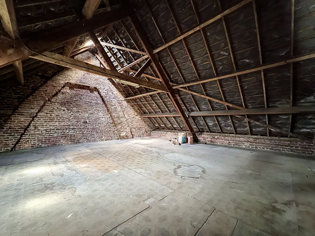 Ruime, te renoveren woning met veel potentieel te Erwetegem 