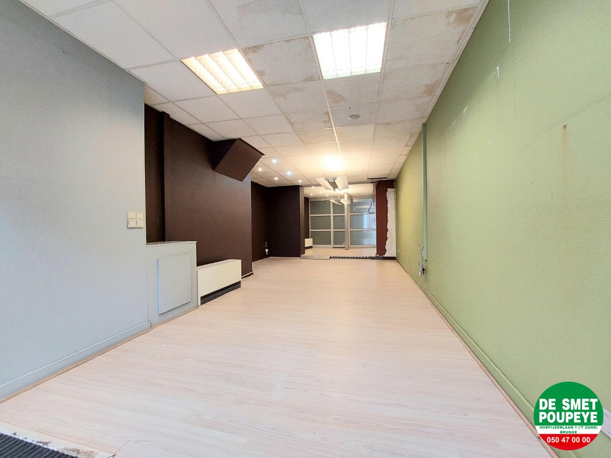 Handelsgelijkvloers met appartement 