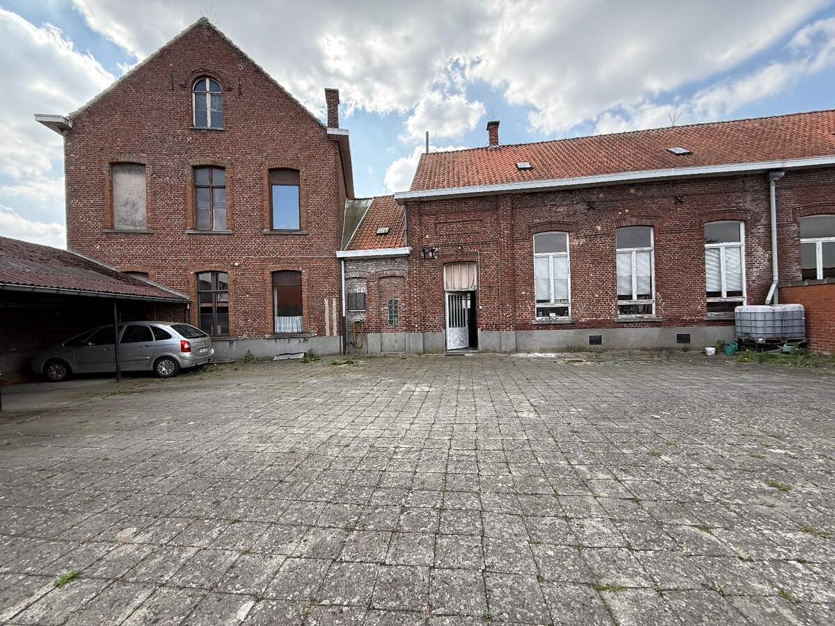 Grote eigendom met atelier. 