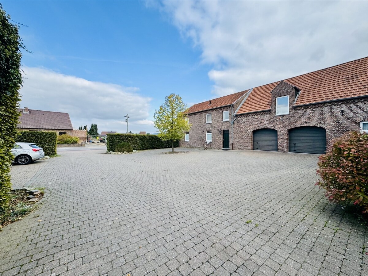 Unieke hoeve met woonst, 3 appartementen en paardenstallen op een ruim perceel van ca 1,2ha te Dilsen-Stokkem 
