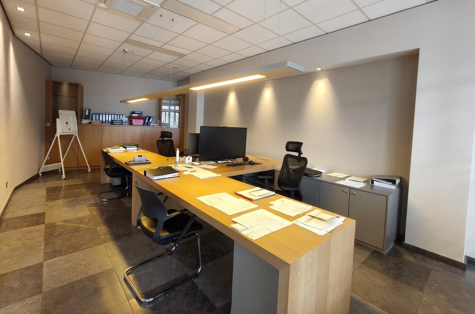 Modern en instapklaar kantoor (264 m²) in het centrum van Borgloon – inclusief 9 parkeerplaatsen 