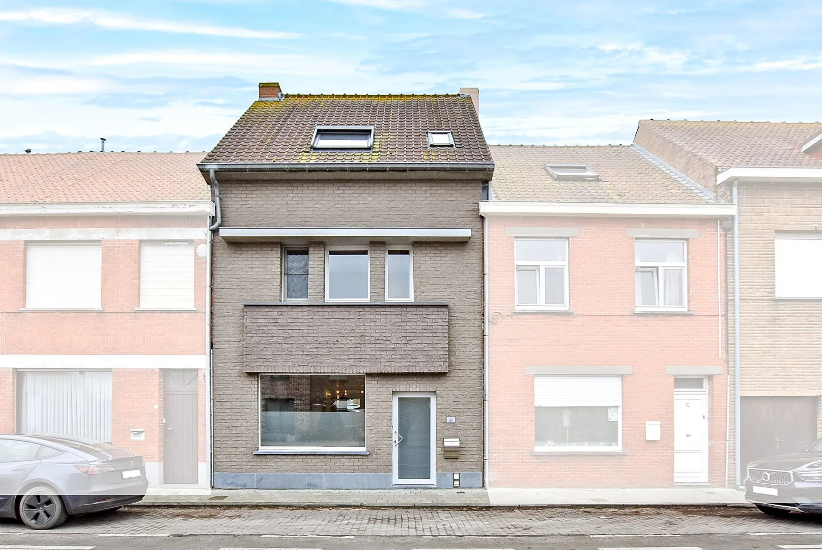 Instapklare rijwoning met dubbele garage aan de achterzijde. 