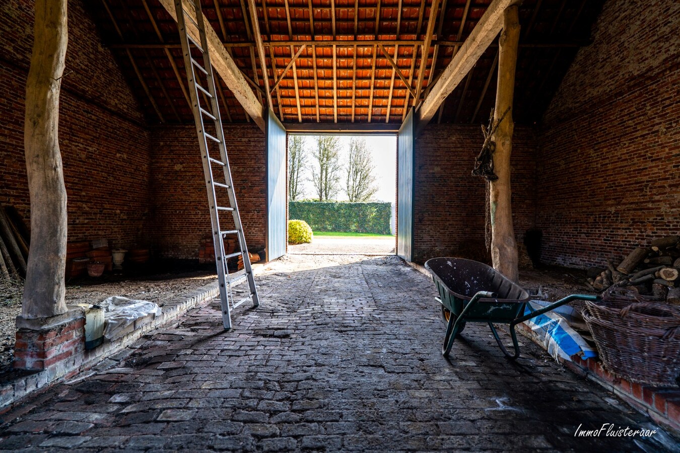 Statige woning met opslagruimte en stalgebouw op ca. 11.391 m2 te Geel 