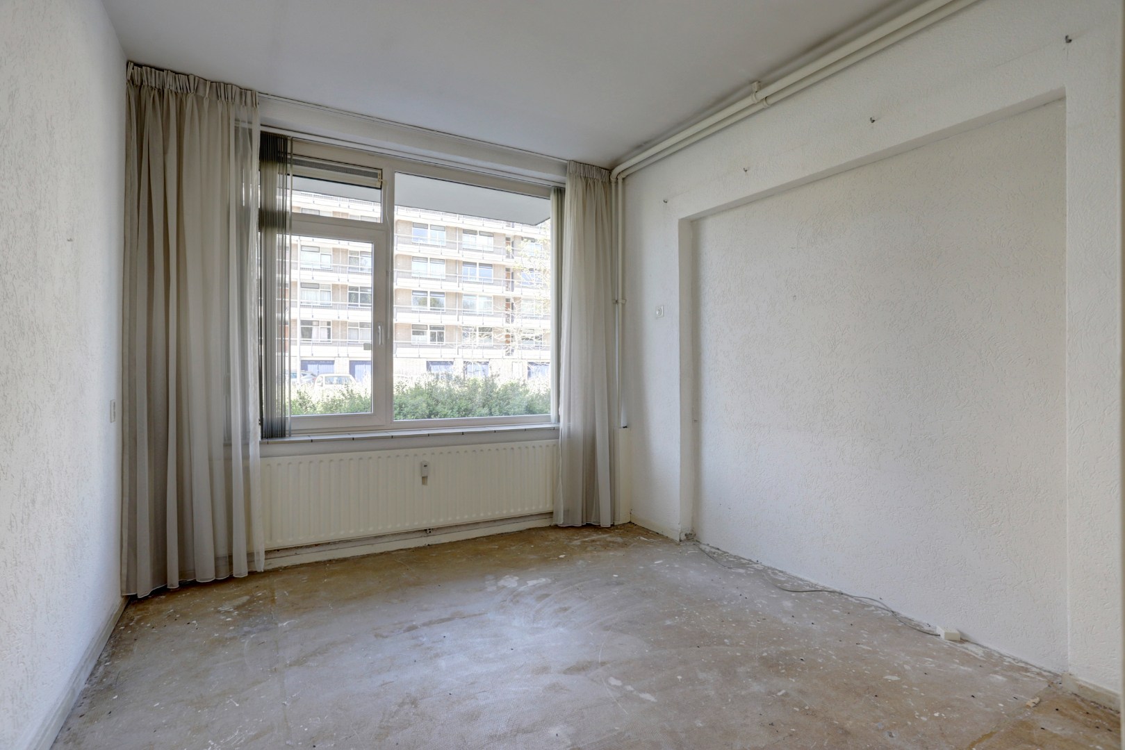 Bijna 100 m² gelijkvloers woonplezier op de begane grond met terras van ca. 36 m².  Deze 3- (voorheen 5) kamerwoning is gelegen op eigen grond! 