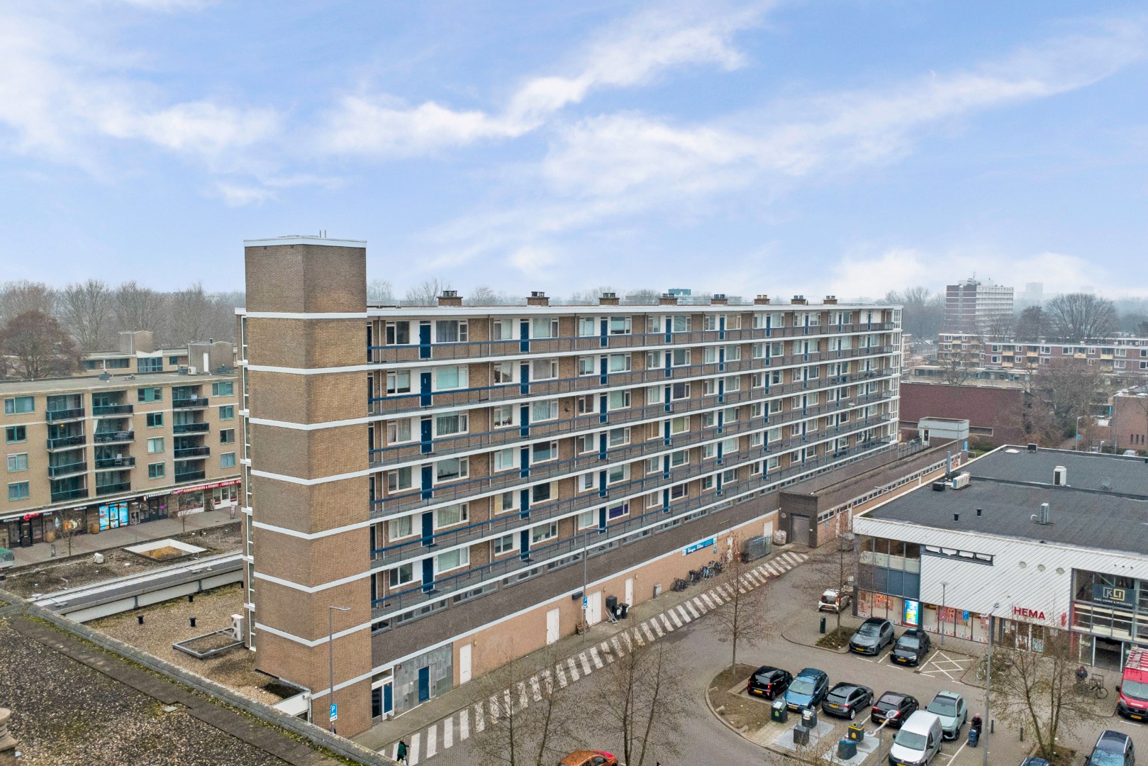 Dit ruime 3 -(voorheen 4) kamer appartement heeft een lichte woonkamer, zonnige balkon, 2 slaapkamers en is gelegen op 6e etage. 