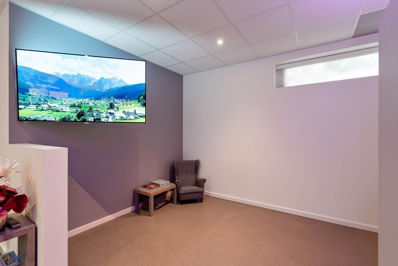 Ruim, zeer energiezuinig kantoor in het centrum van Neeroeteren met diverse mogelijkheden! 