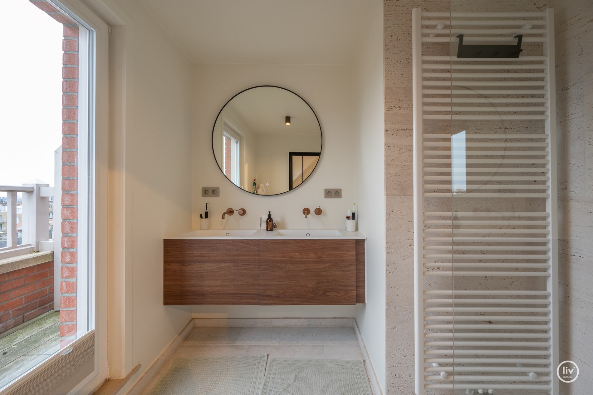 Prachtig gerenoveerd duplexappartement, ideaal gelegen vlakbij de Heilig Hartkerk in het hart van Knokke. 