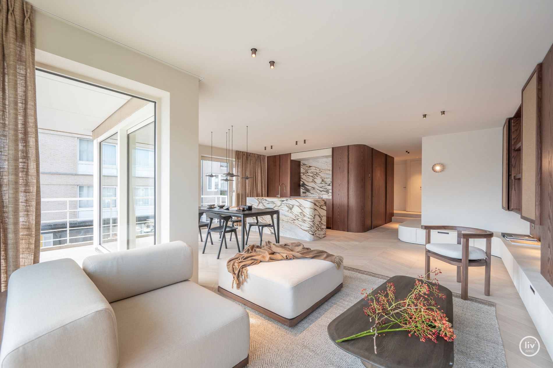 Volledig en subliem gerenoveerd zuid-west georiënteerd hoekappartement in een prestigieuze villaresidentie in het hart van het Zoute. 