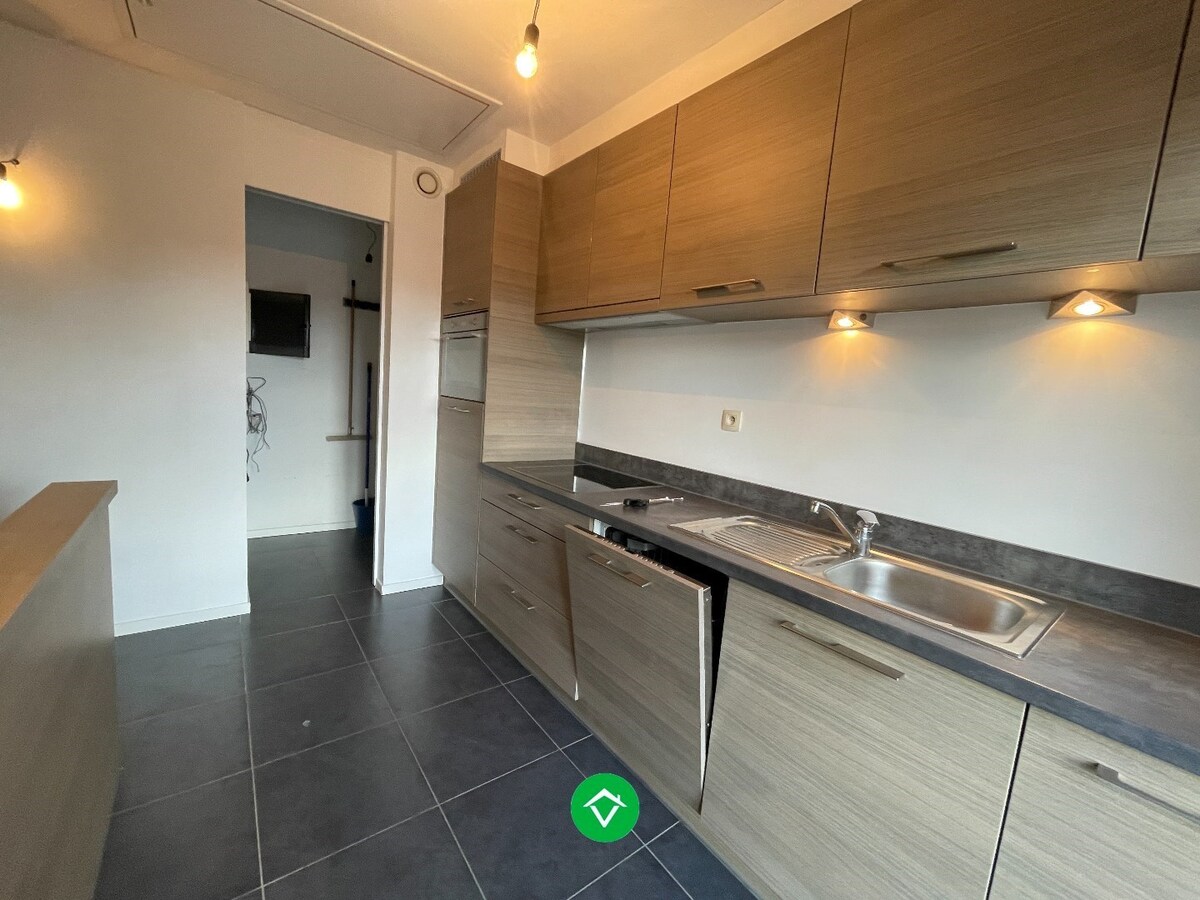 Rustig gelegen duplex appartement met 2 slaapkamers en autostaanplaats te Lichtervelde VRIJ 1/08/2026 