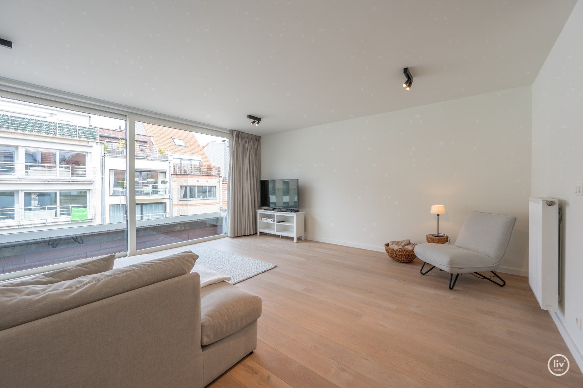 GEMEUBELD - Prachtig, ruime en tevens récente triplex (199 m2) in een zijstraat van de lippenslaan vlakbij de zeedijk te Knokke. 