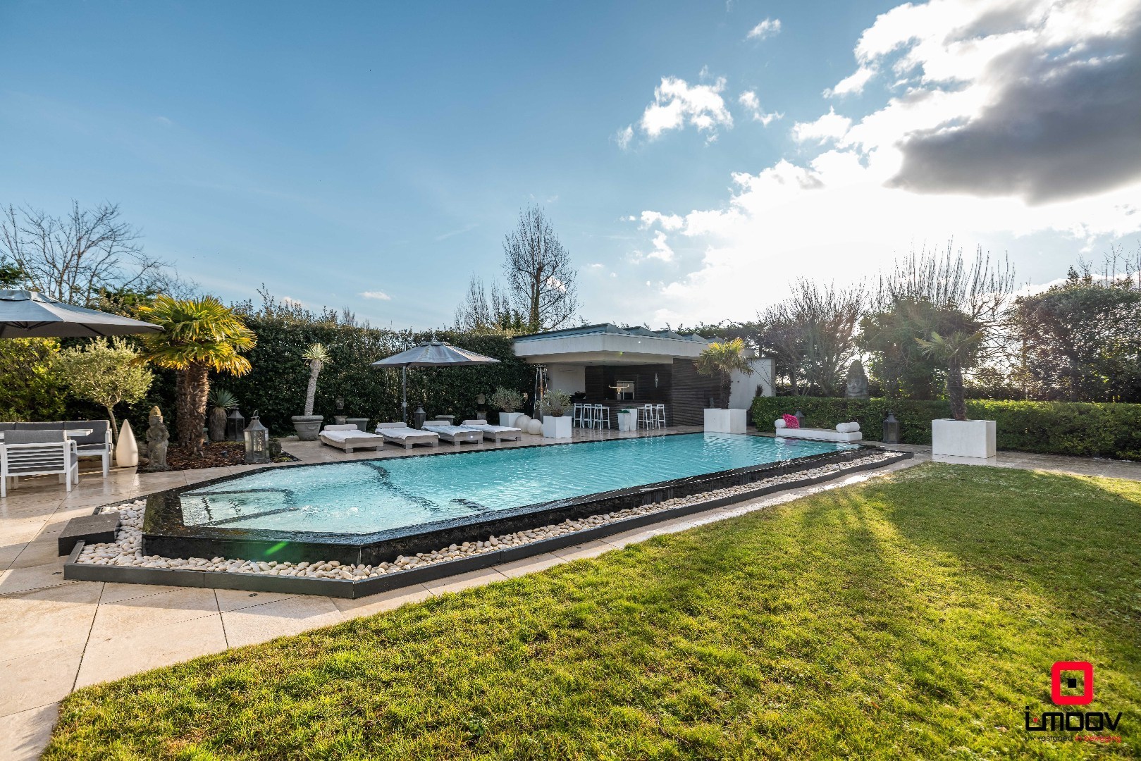 Exclusieve villa met infinity pool en resortgevoel op topligging in Mariakerke 
