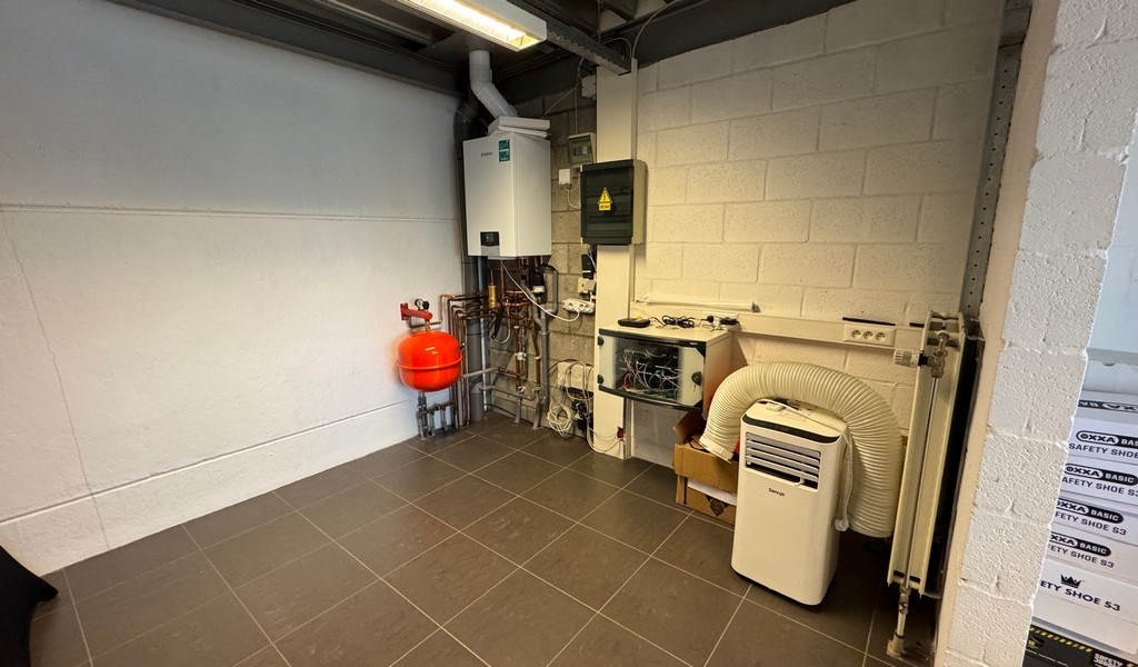 Commercieel gelegen kantoor te huur langs R4 in Mariakerke