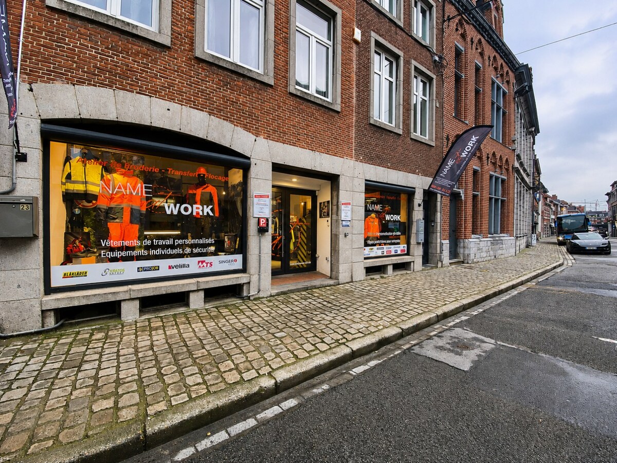À Tournai : surface commerciale de ±136 m². Excellente visibilité ! 