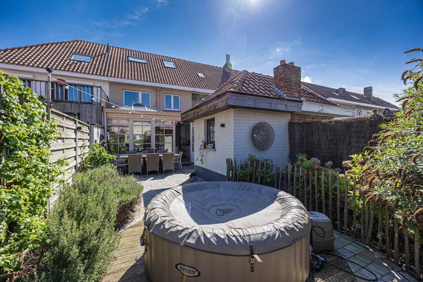 Charmante en lichtrijke gezinswoning met tuin in rustige, groene omgeving te Heist. 